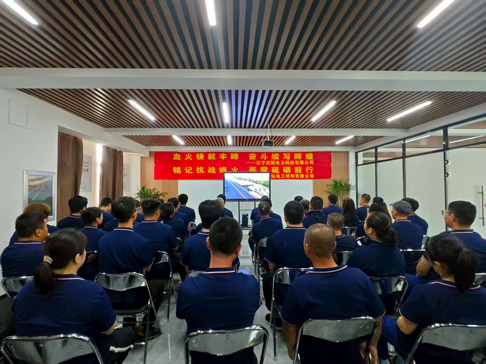 沈鹏观看直播.jpg